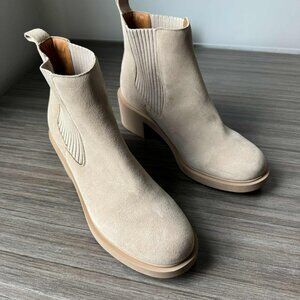 Andre Assous Gemma Chelsea Bootie Boots Size 9.5 $150 in Sesame Beige